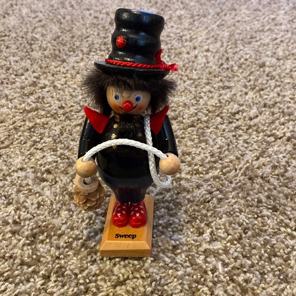 Steinbach handmade from Germany “Sweep” Nutcracker - Picture 1 of 4